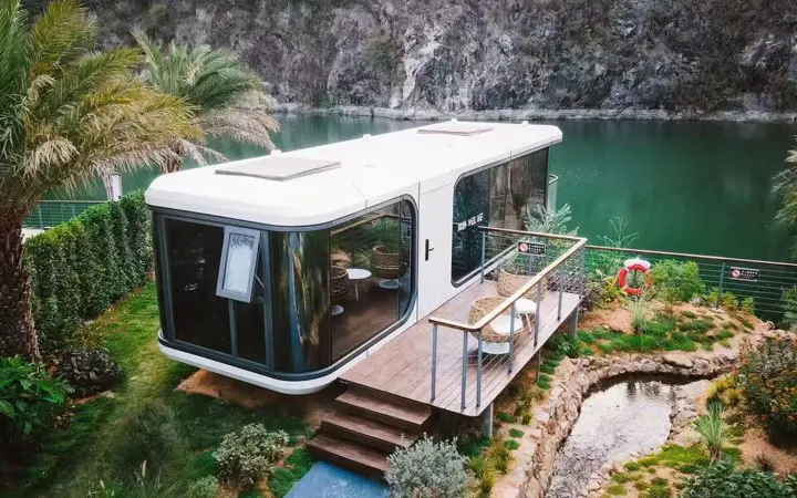 Capsule spatiale moderne et high-tech pour l'habitation